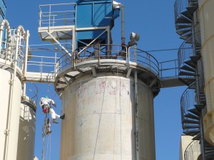 Travaux acrobatiques de nettoyage de silos