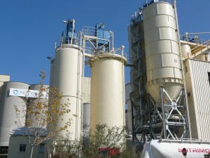 Travaux acrobatiques de nettoyage de silos