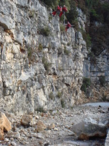 Purge et confortement de falaises dans le Verdon