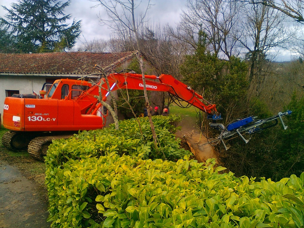 Confortement terrain par paroi clouée et filets HLE