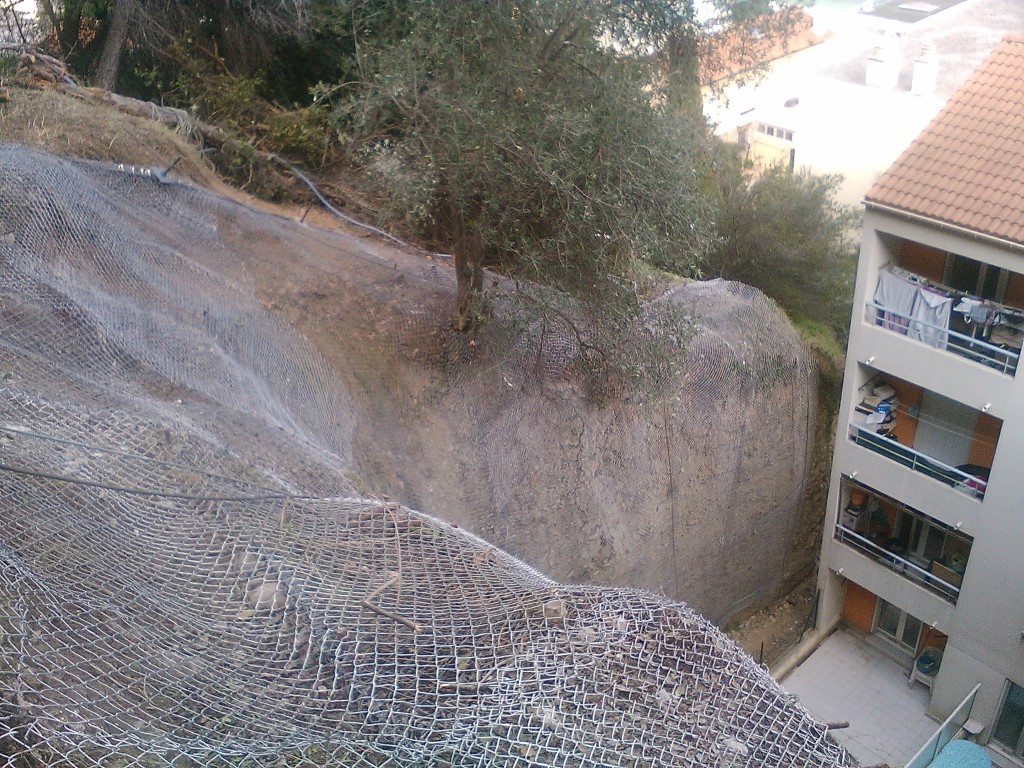 Chantier de mise en sécurité de talus par grillage